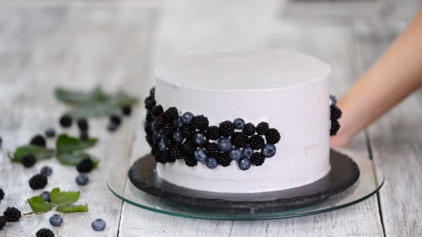 Baker adding blueberries and blackberries to a cake. Modern european cake pastry. — Stock Video