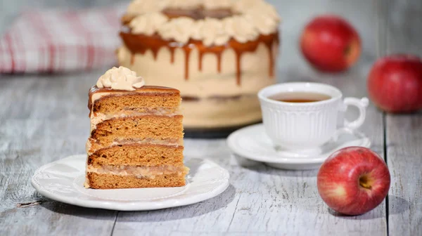 Placă cu bucată de tort delicios de mere caramel pe masă — Fotografie, imagine de stoc