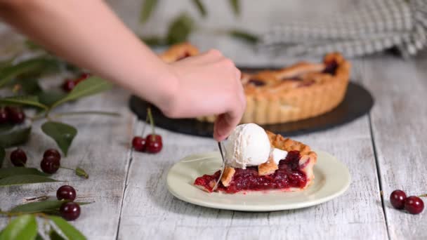 Вкусный домашний вишневый пирог с хлопьями и мороженым — стоковое видео