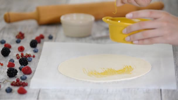 Ovo manchado na camada de bolo. Cozinhar doces doces . — Vídeo de Stock