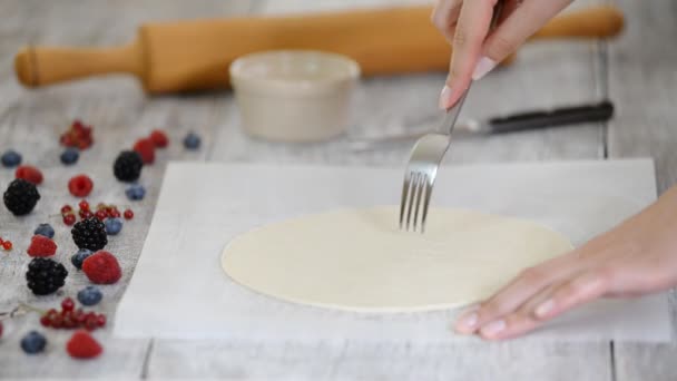 Pinchando hojaldre con tenedor. Hacer pastel de hojaldre — Vídeos de Stock