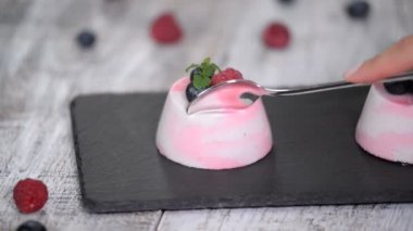 Taze ahududu, yaban mersini ve nane ile dekore lezzetli berry mus tatlılar.