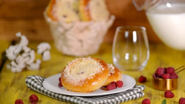 Offene Brötchen mit Quark, Watruschka und Shtreyzelem — Stockvideo