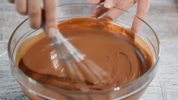 Mulher misturando creme de chocolate por batedor para bolo de chocolate . — Vídeo de Stock