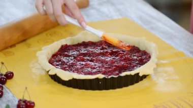 Yapımında Kiraz pasta.