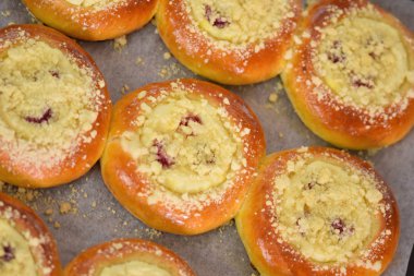 Süzme peynir, vatrushka ve shtreyzelem ile açık çörekler