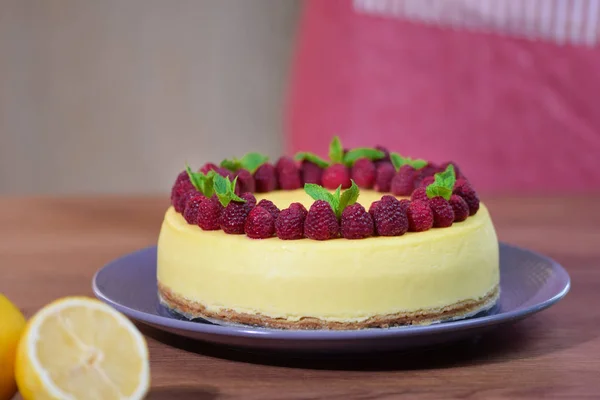 Taze böğürtlenli ev yapımı cheesecake ve tatlı olarak nane şekeri sağlıklı organik tatlı turtalı cheesecake. Peynirli kek..