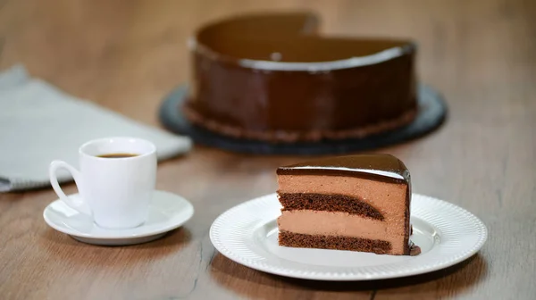 Pedaço de bolo de mousse de chocolate com café — Fotografia de Stock