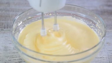 Şeker tatlı olarak çırpılmış yumurta ile karıştırılır. Sünger kek yapma