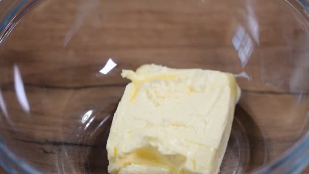 Mezclar la mantequilla y el azúcar en un tazón con la máquina mezcladora, hacer panadería — Vídeo de stock