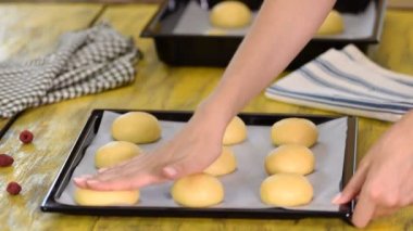 Bayan baker buns mutfak pişirme.