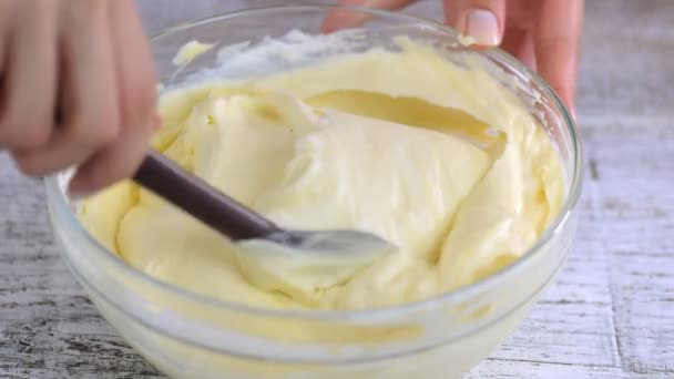 Faire de la pâte à gâteau éponge dans un bol en verre — Video