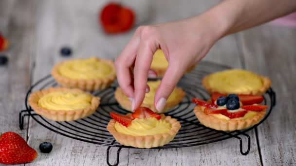 Tartlets met custard, aardbeien en bosbessen. Smakelijk dessert — Stockvideo