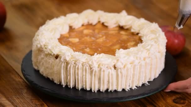 El chef de pastelería decora un pastel de manzana en una tienda de dulces . — Vídeo de stock