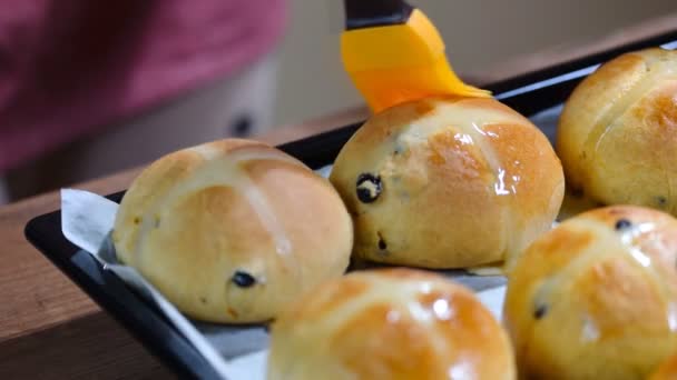 Traditionele PaaS traktaties Kruis broodjes met rozijnen. Zelfgemaakte Hot cross Buns klaar voor Pasen — Stockvideo