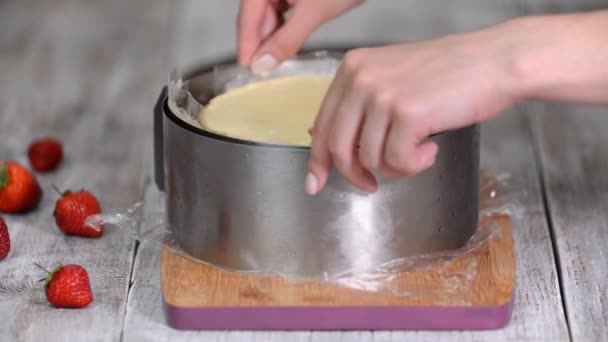 Chef eltávolítja a fém gyűrű penész egy eper Fraisier torta — Stock videók