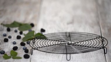 Fırın tepsisinde taze pişmiş sünger kek