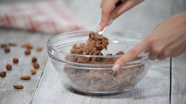 O processo de fazer base de chocolate para bolo. Trabalhando com massa em casa cozinha. Close-up . — Vídeo de Stock