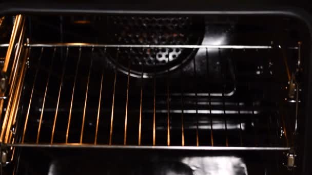 Выпечка бисквита в духовке, домашняя кухня — стоковое видео