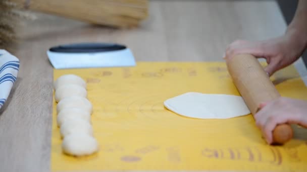 Frau rollt den Teig auf dem Holzschneidebrett aus. Schritt für Schritt Rezept von hausgemachten Tortillas. — Stockvideo