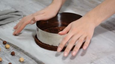 Bir şekerleme halka ile sünger kek kesme eller.