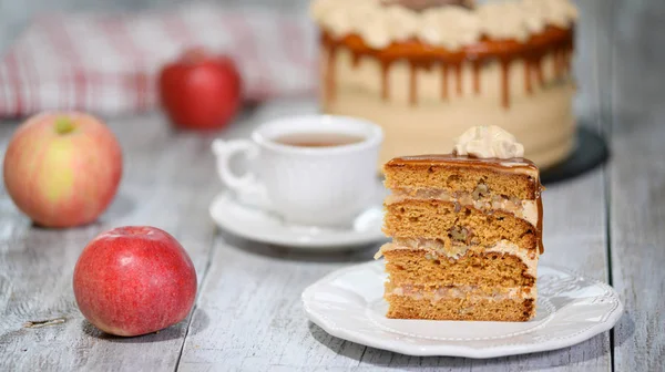 Elma ile cevizli kek bir parça, yakın çekim.