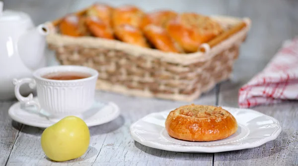 Elma ile taze ev yapımı açık köfte. Maya pasta vatrushka, yuvarlak çörekler. Elmalı çörekler. Rustik stil.