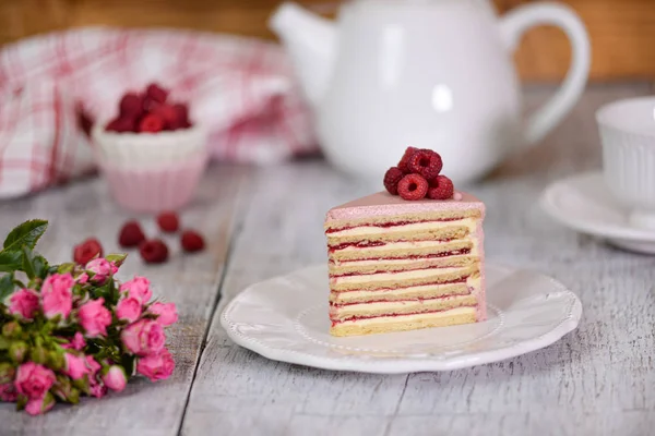 Portion de gâteau aux fruits crémeux en couches. Gâteau couche framboise . — Photo