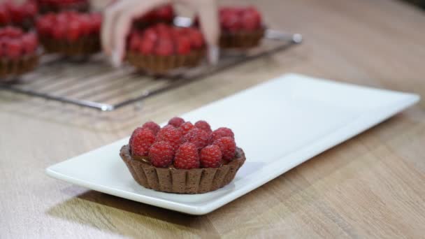 Deliciosas mini tartas de frambuesa, tartaletas con menta — Vídeo de stock