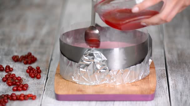 Confeiteiro derramando geléia vermelha em um bolo de mousse. Conceito de cozinha. Comida doce . — Vídeo de Stock