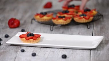 Muhallebi, çilek ve yaban mersini ile Tartlets. Lezzetli tatlı.