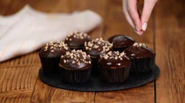 Koyu çikolata ve fındık ile kaplı fındık-çikolata kekler