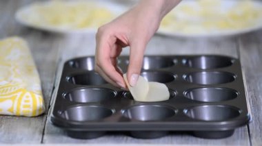 Fırıncı beyaz çikolata bir çiçek yapma.