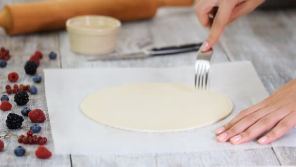 Picando a folha de massa folhada com garfo. Fazendo bolo de massa folhada — Vídeo de Stock