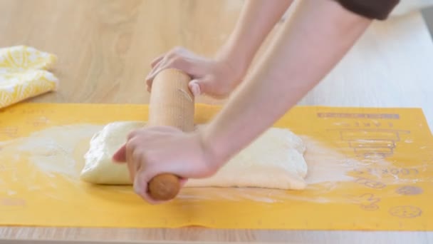 Vrouwelijke handen maken pufgist deeg thuis keuken. — Stockvideo