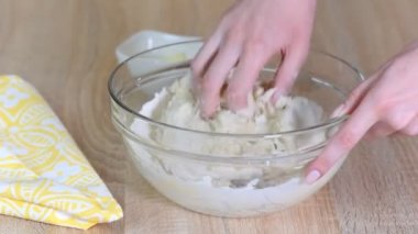 Şef pizza, kruvasan veya ekmek için hamur hazırlıyor.