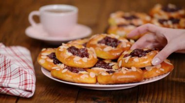 Rustik arka plan üzerinde kiraz çilek ile Tatlı ev yapımı çörekler.