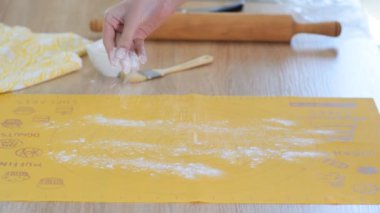 Puf Böreği Hamuru Yapan Bir Kadın.