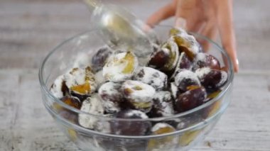 Kadın pasta için erik dolgu hazırlar.