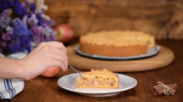 Fatia de bolo de maçã no prato e xícara de chá . — Vídeo de Stock