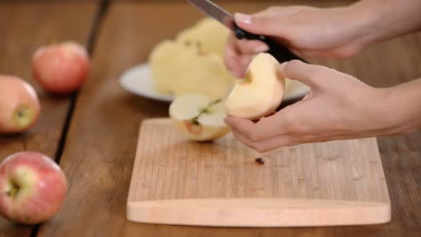 Pelar la manzana sobre el fondo de madera — Vídeo de stock