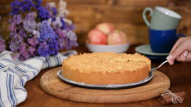 Crumble elmalı kek. Madde, kabuk.