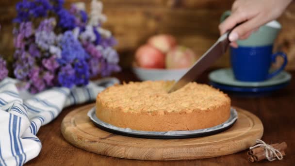 Gros plan femmes mains coupant une tarte aux pommes maison . — Video