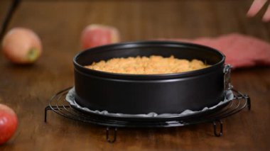 Pişirme şeklinde taze pişmiş pişmiş elmalı kek ufalamak. Ev yapımı pişirme.