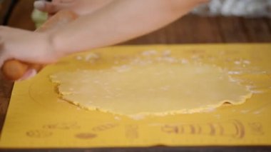 Woman Roll Out Shortbread Hamur Bir Oklava ile