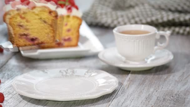 Una rebanada de pastel de bayas con frambuesas y glaseado de limón . — Vídeos de Stock