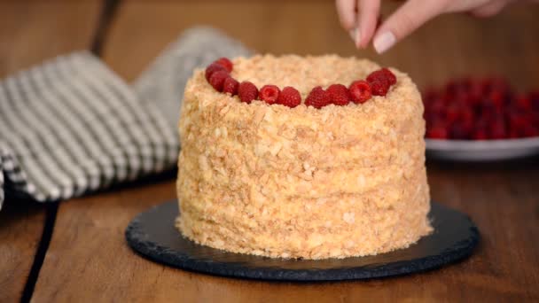 Confectioner dekorerar Napoleon Layered Cake med färska hallon. — Stockvideo