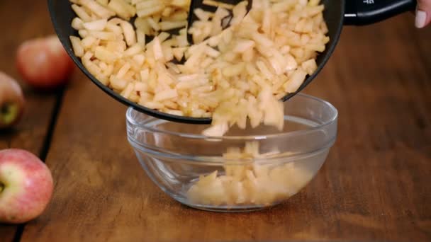 Mujer pone pastel de canela de manzana Relleno en el recipiente de vidrio . — Vídeos de Stock