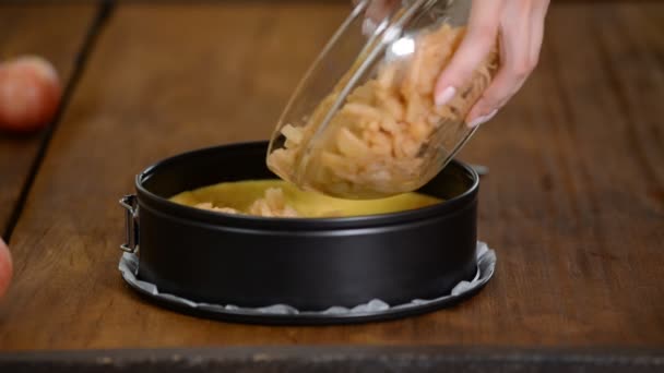 Conceptul de copt de gătit. Efectuarea plăcintei cu mere pentru conceptul de coacere de toamnă . — Videoclip de stoc