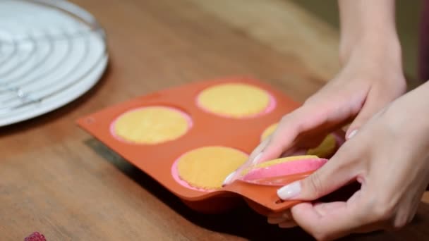 Manos femeninas tomando tortas de mousse cuadradas de un molde de silicona flexible, primer plano . — Vídeos de Stock